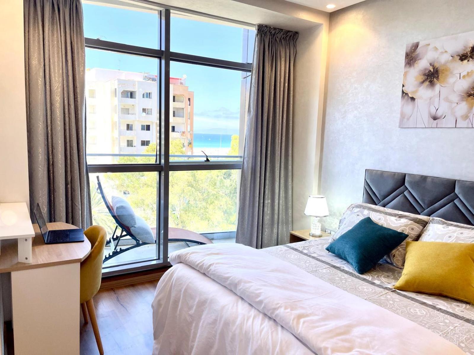 Modern Elegance With Sea Views In - Steps To Beach, Train And Attractions! Apartment